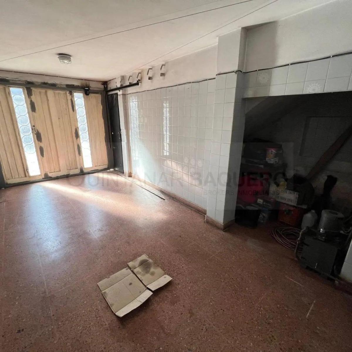 Excelente Casa en Primer Piso, con Galpón en Planta Baja 1