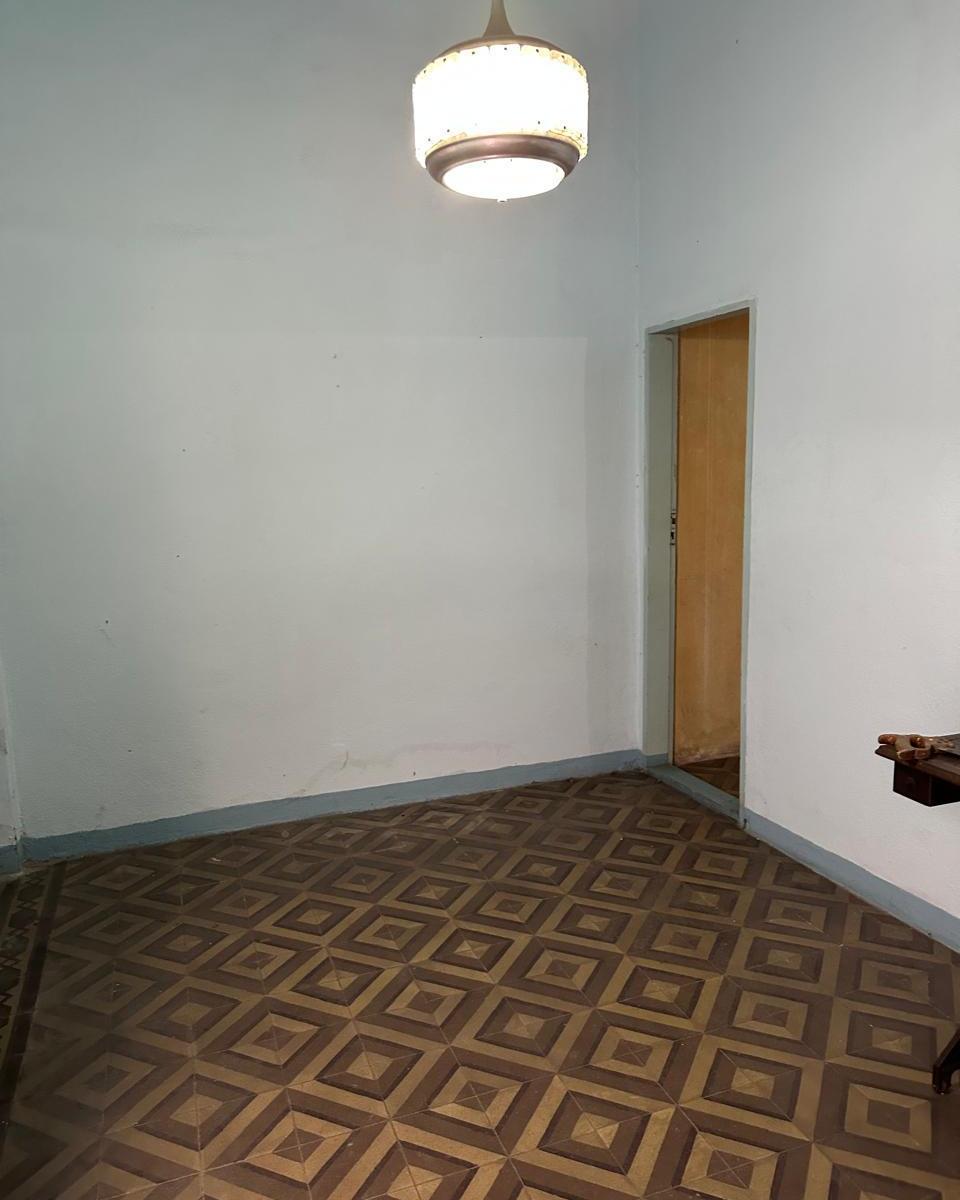 Casa con Local Sobre Av Caseros 3985 4