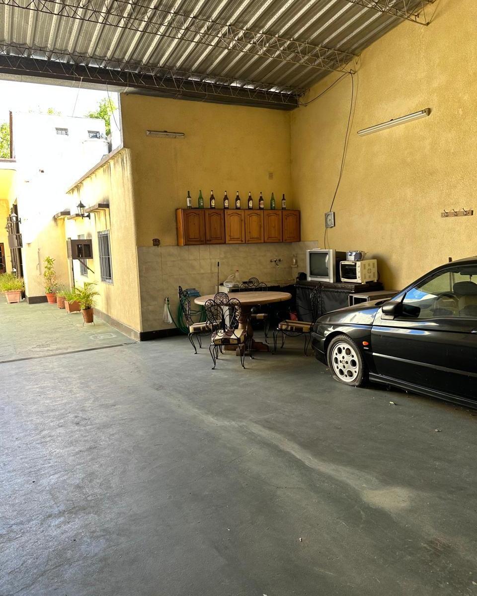 Casa con Galpón en Muy Buen Estado 2