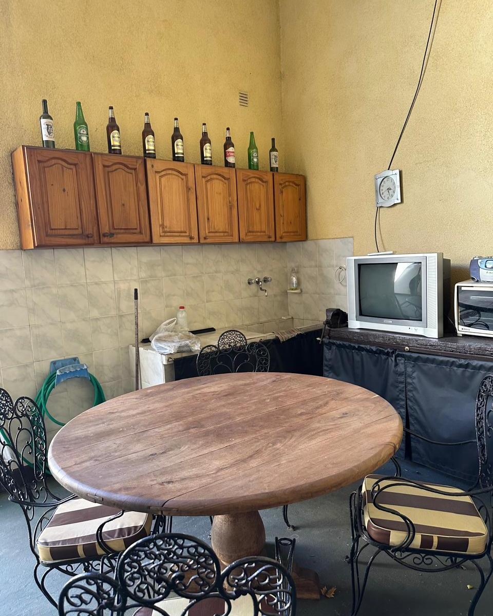 Casa con Galpón en Muy Buen Estado 2