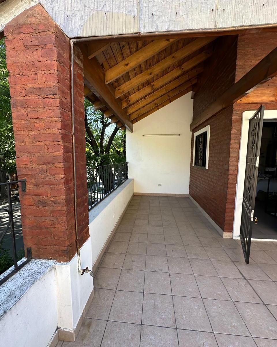 Casa con Galpón en Muy Buen Estado 1