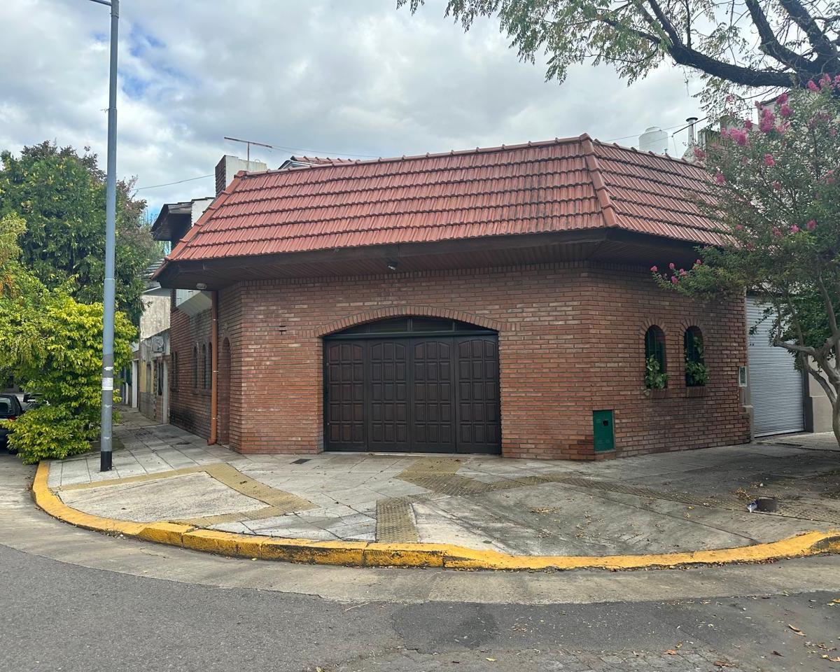 Casa en Esquina de 4 Ambientes, Garage, Quincho y Terraza 3