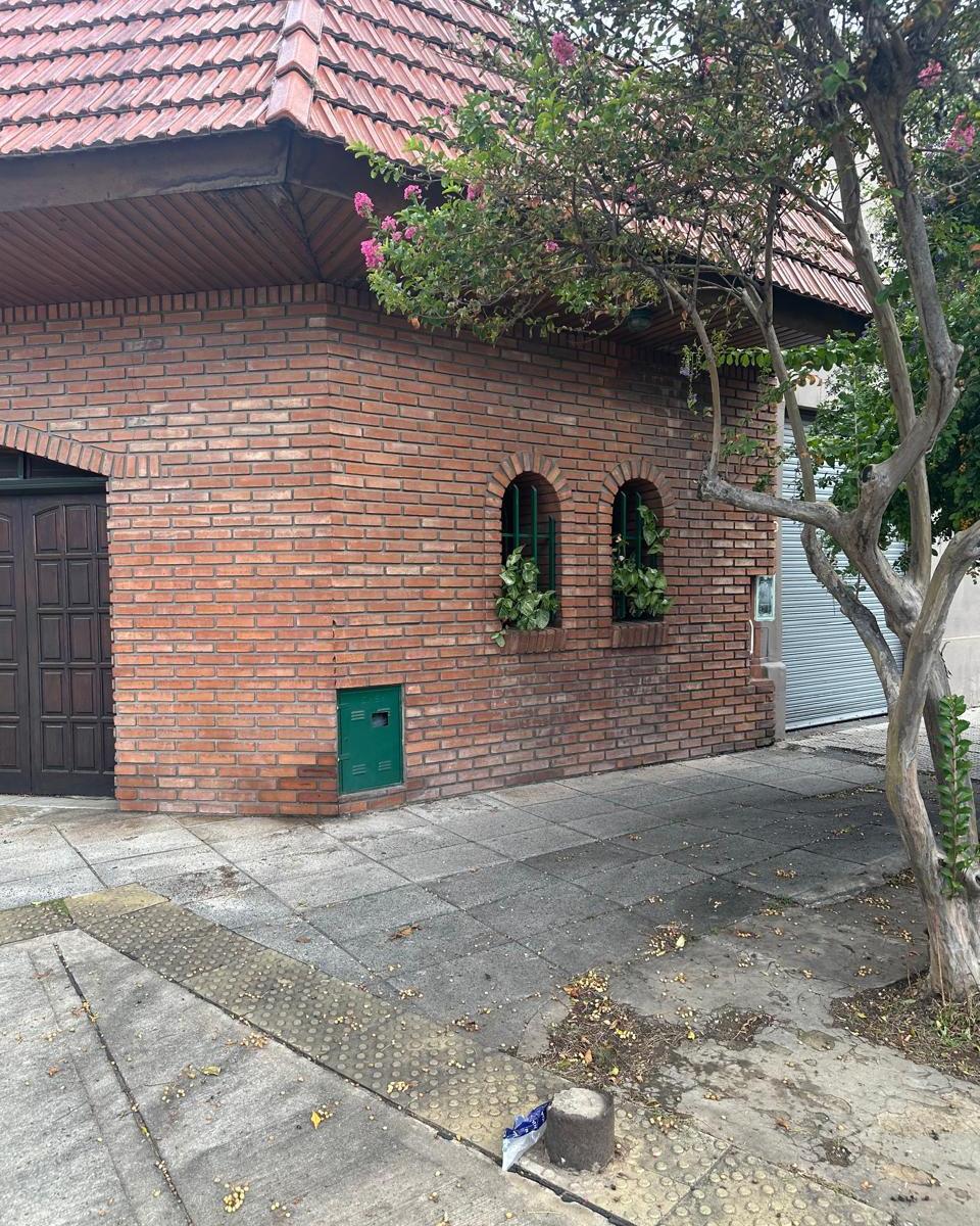 Casa en Esquina de 4 Ambientes, Garage, Quincho y Terraza 2