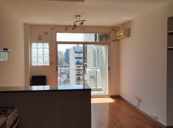 UN AMBIENTE CON BALCON AL CONTRAFRENTE 4