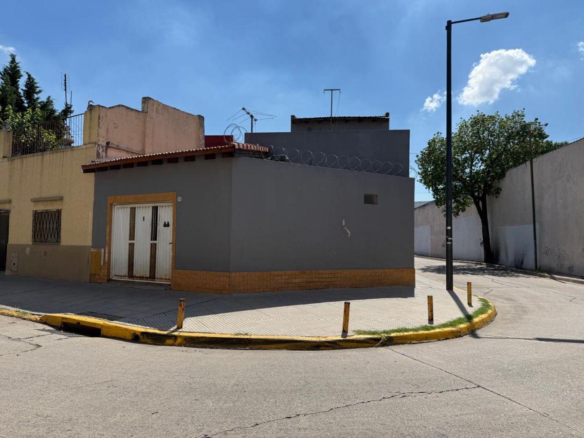 Casa con 123 m² de terreno y 2 dormitorios en venta en Pompeya