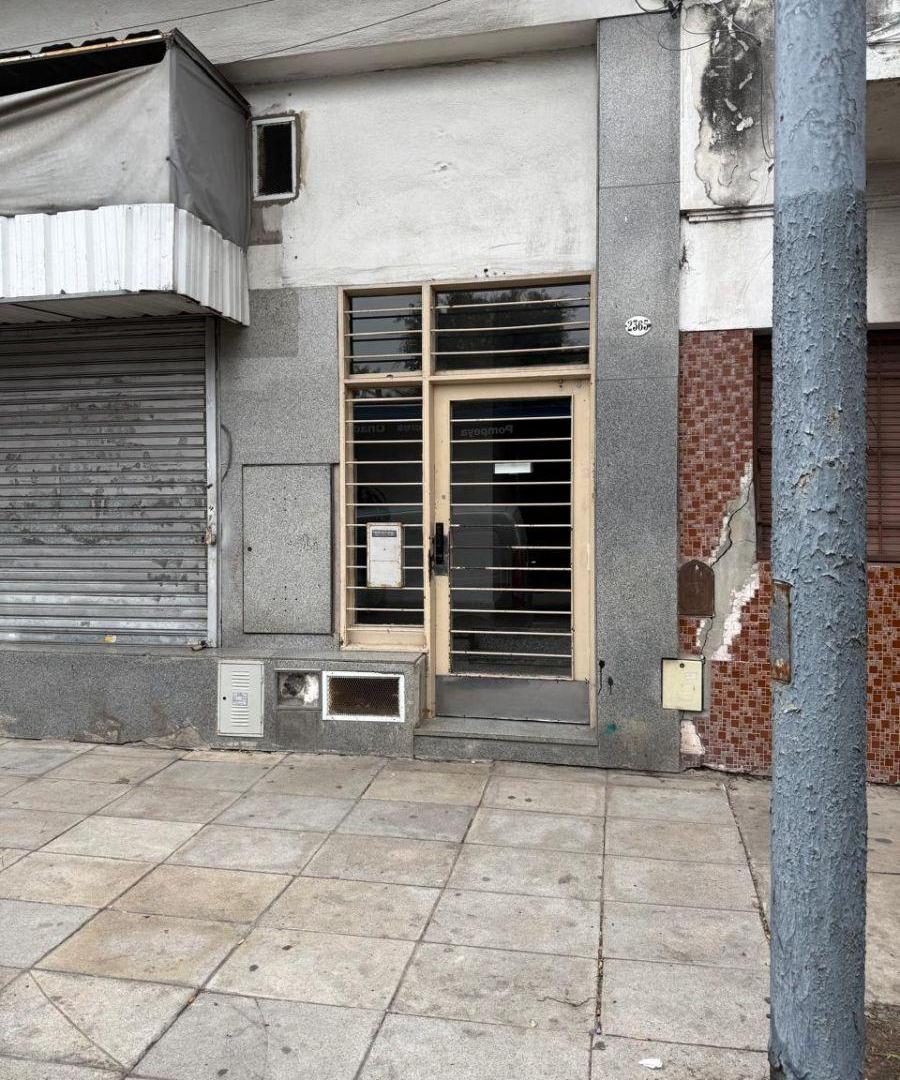 Foto de DOS AMBIENTES AL CONTRAFENTE PRIMER PISO X ESCALERA., imagen 4