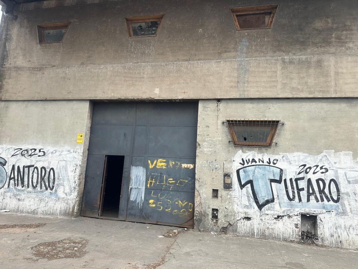 Foto de GALPÓN SOBRE LOTE DE 15 X 23 TODO CUBIERTO CON ENTRADA DE CAMIONES, imagen 2