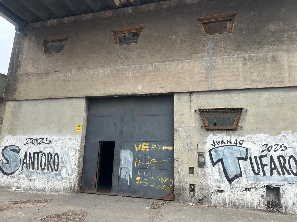 Foto de GALPÓN SOBRE LOTE DE 15 X 23 TODO CUBIERTO CON ENTRADA DE CAMIONES, imagen 1