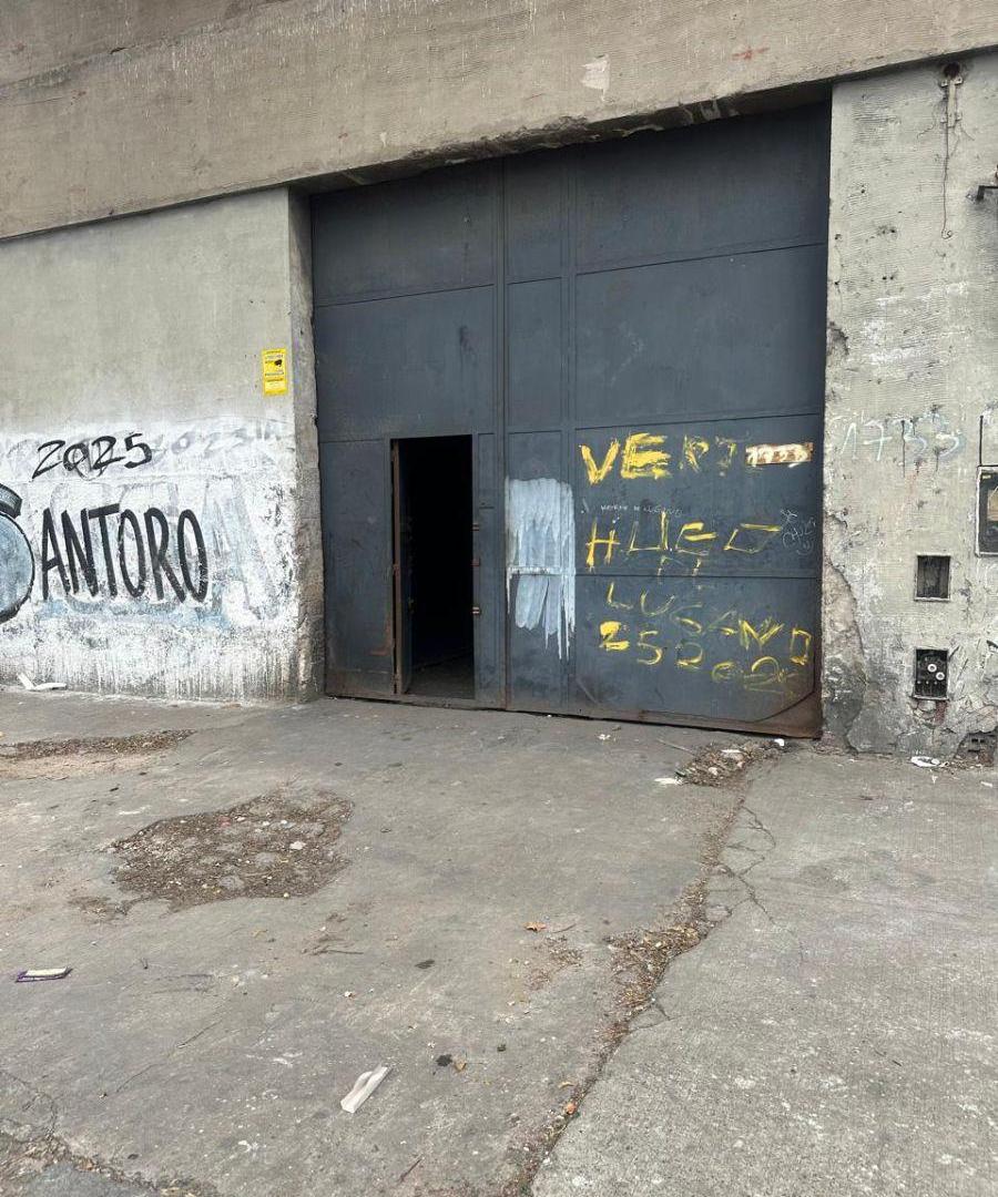 Foto de GALPÓN SOBRE LOTE DE 15 X 23 TODO CUBIERTO CON ENTRADA DE CAMIONES, imagen 3