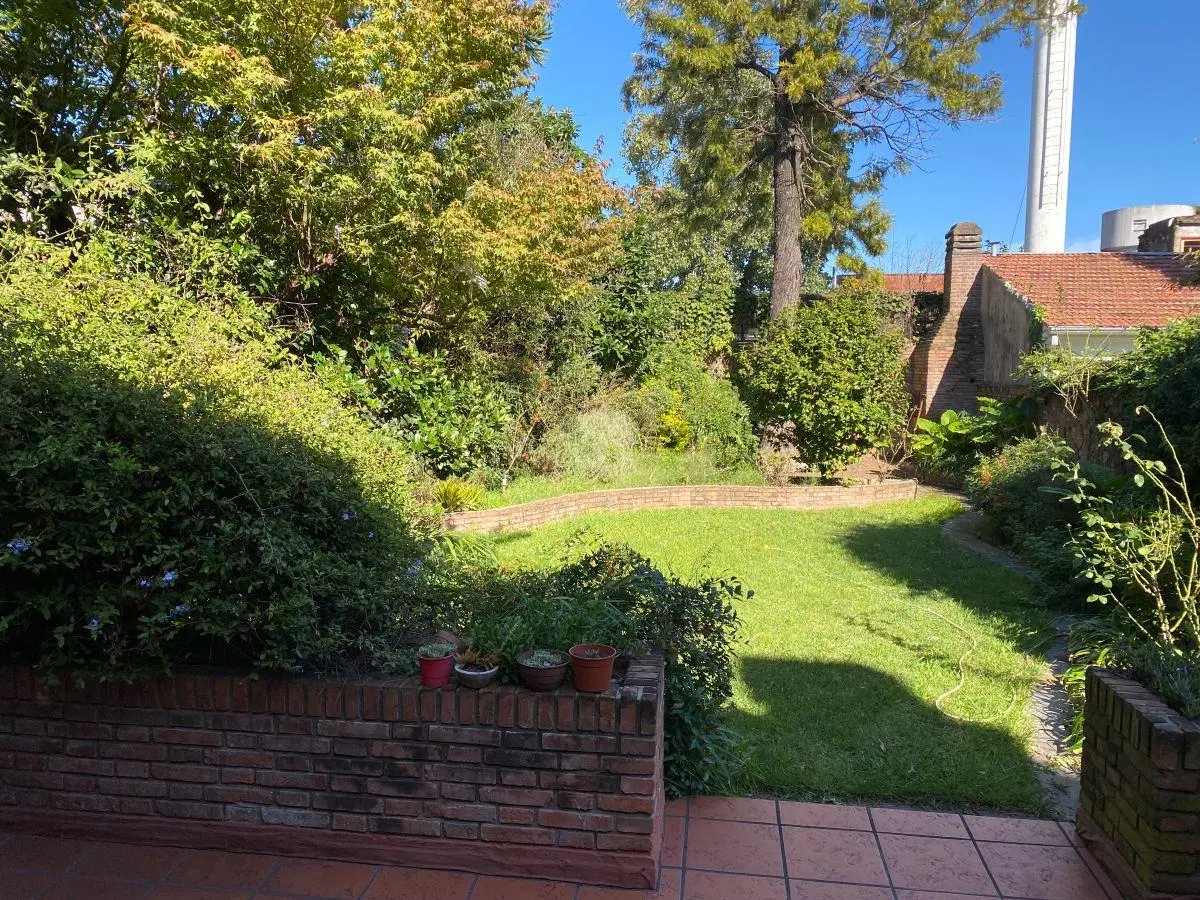 Excelente Casa en Lote Propio con Jardin 1