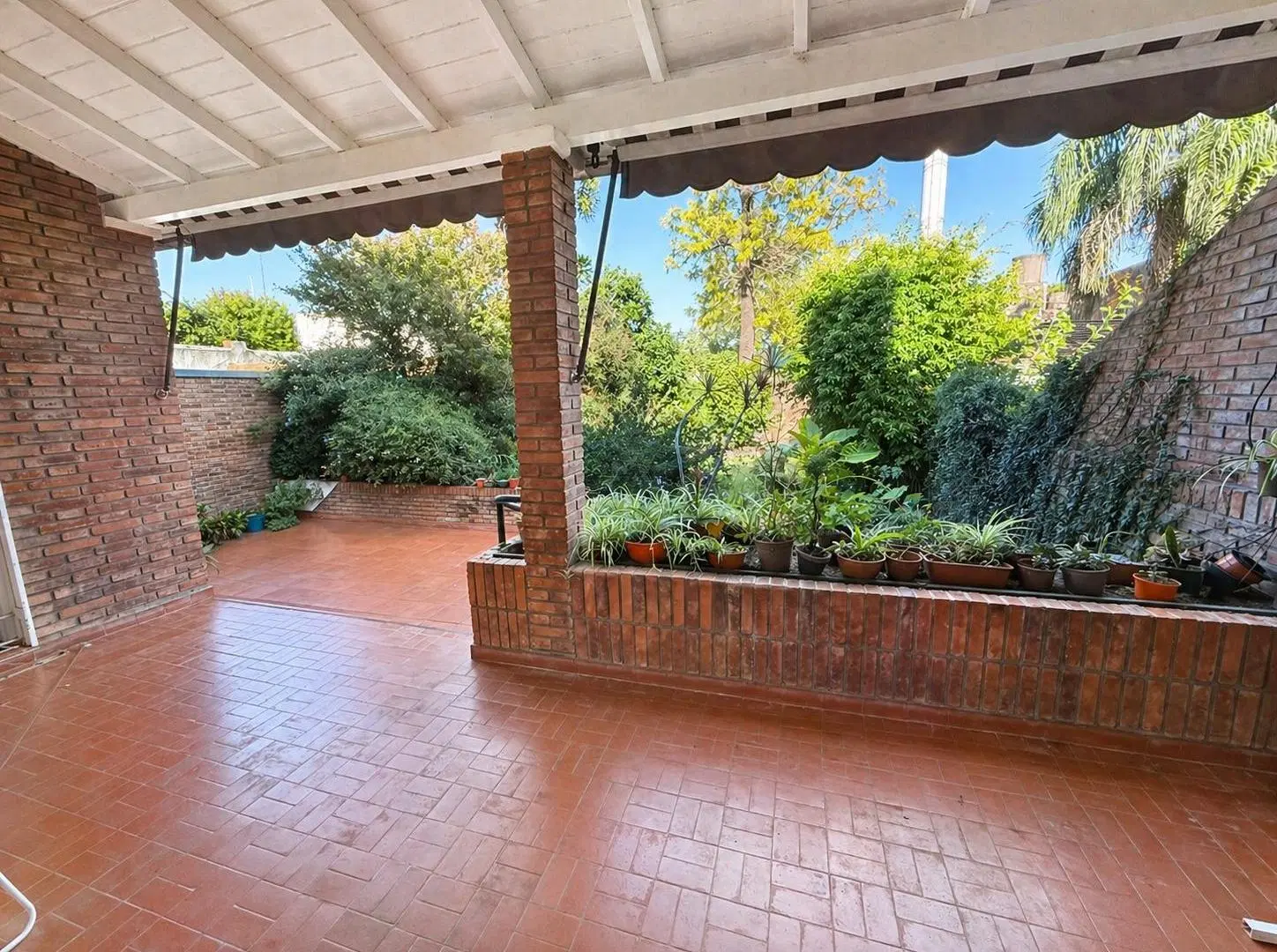 Excelente Casa en Lote Propio con Jardin 2