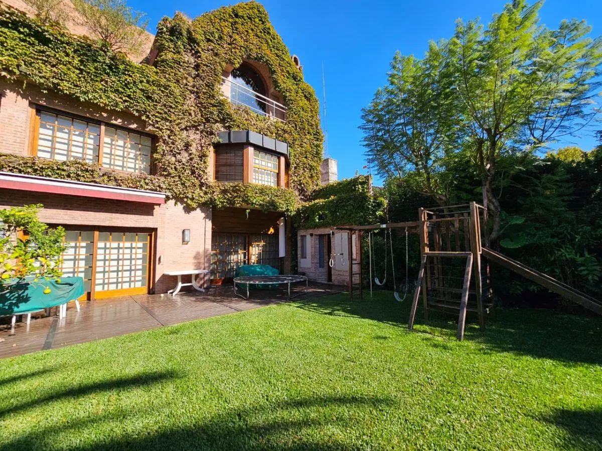 Casa en venta en Belgrano R * Lote doble frente* con jardín, piscina y 5 suites 2