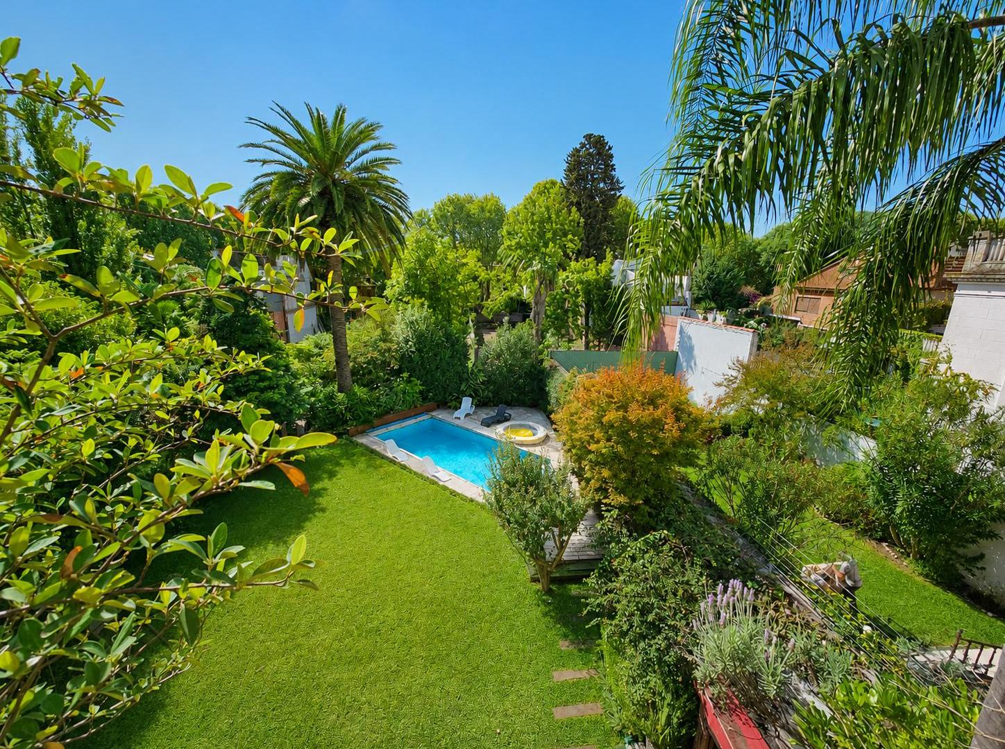Casa en venta en Belgrano R * Lote doble frente* con jardín, piscina y 5 suites