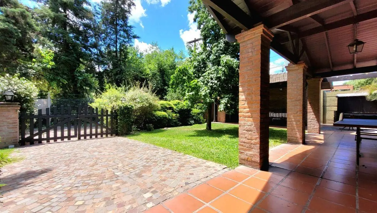 Casa en venta de 3 ambientes, en Pilar, con piscina y cochera cubierta 3