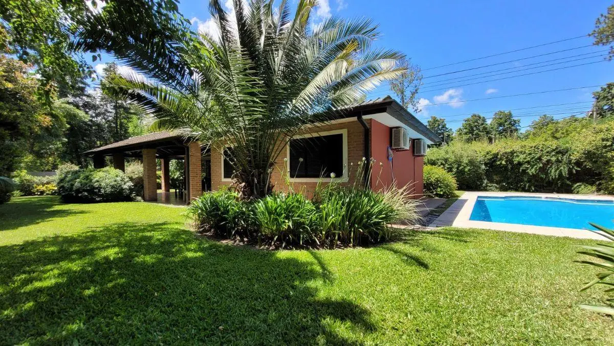 Casa en venta de 3 ambientes, en Pilar, con piscina y cochera cubierta 1
