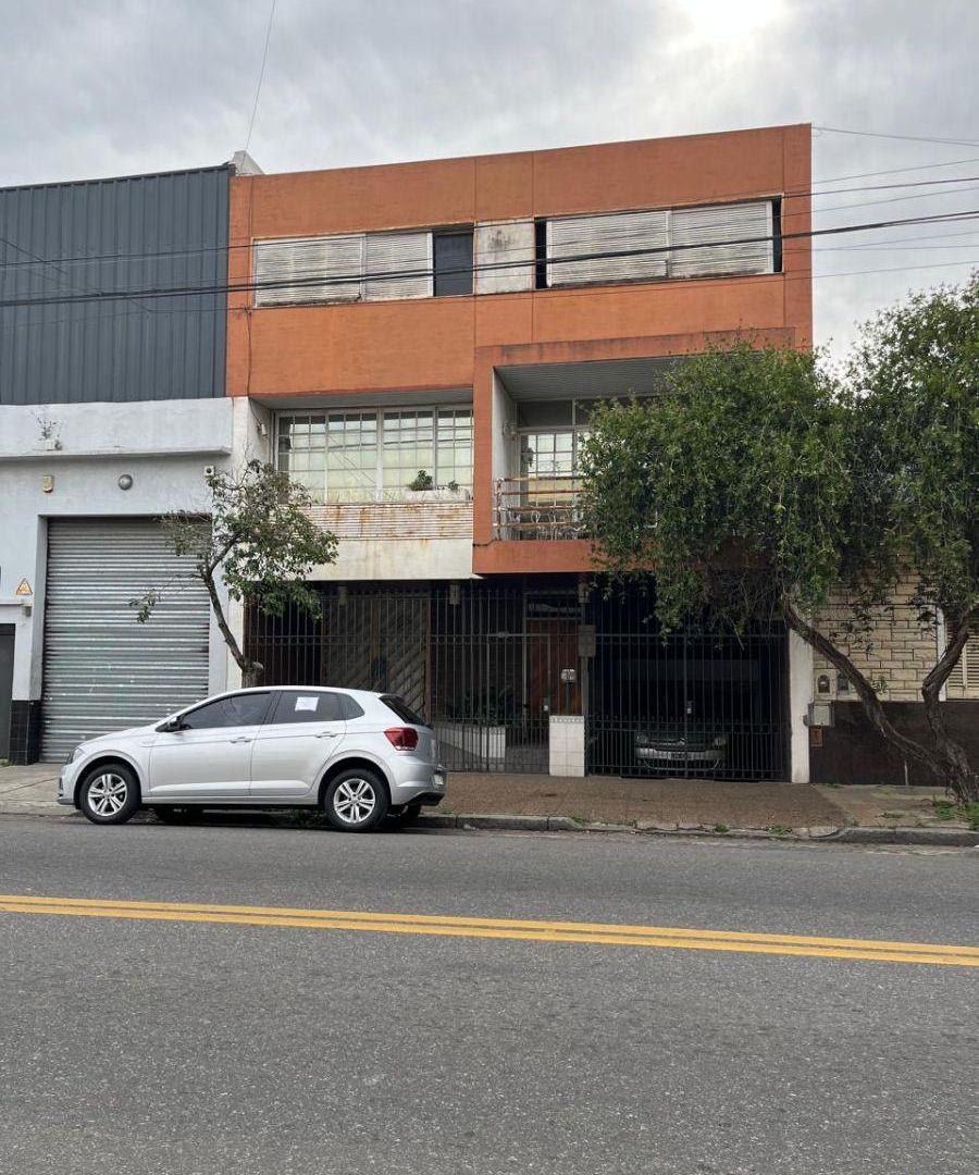 CASA EN VENTA - 6 AMBIENTES - LOTE PROPIO - POMPEYA