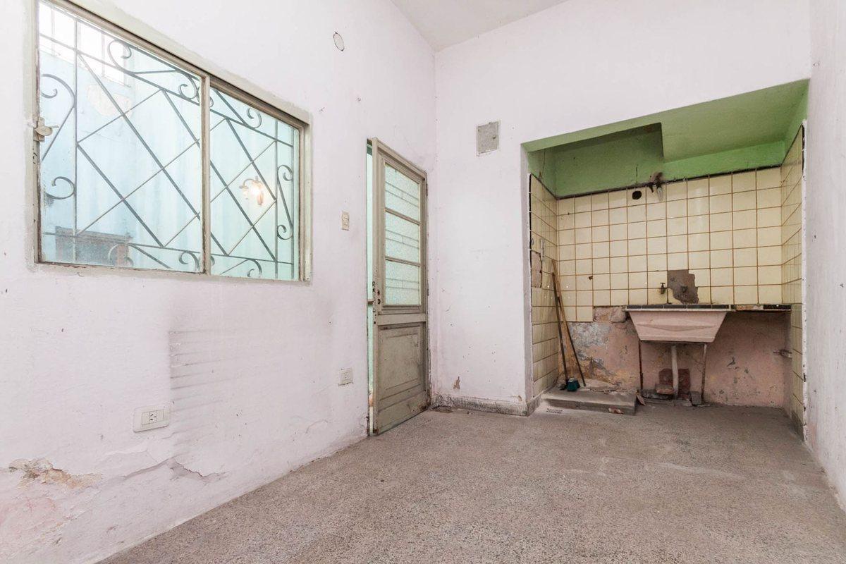 Venta PH Tipo Casa en Gerli con Patio a Reciclar 2
