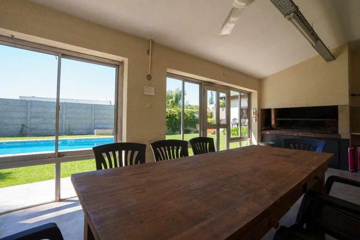 Casa de 7amb con Pileta, Quincho y Parque 4