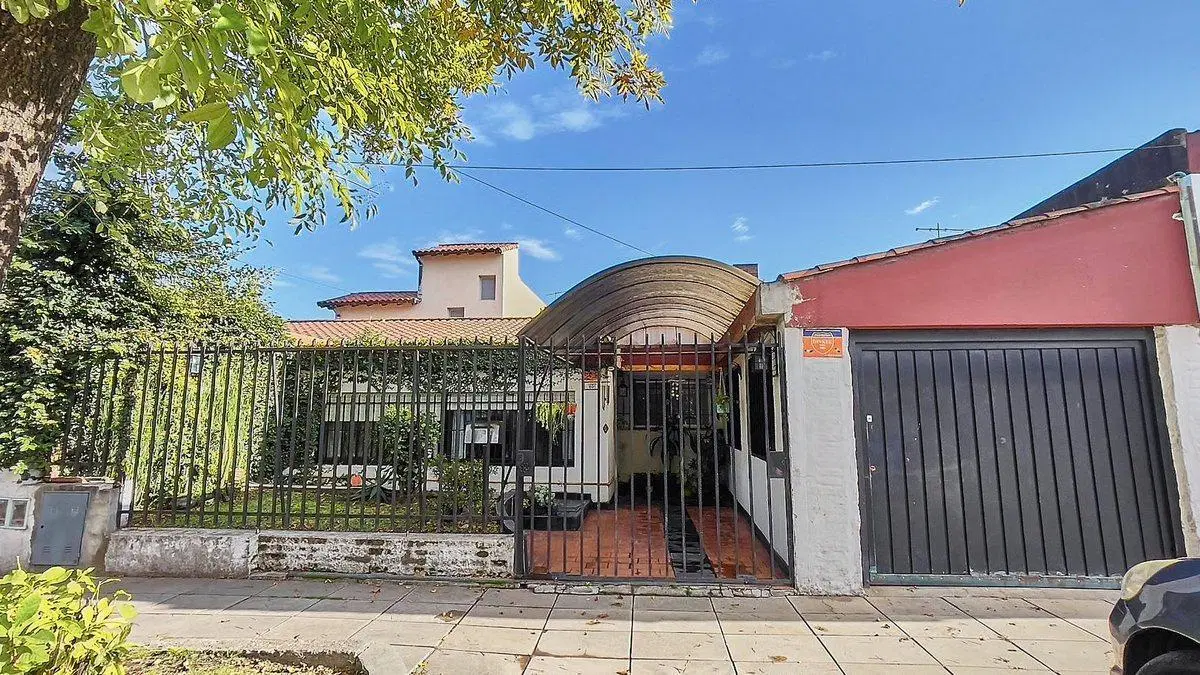 VENTA CASA MULTIFAMILIA HAEDO NORTE 4 AMB, COCHERA 4