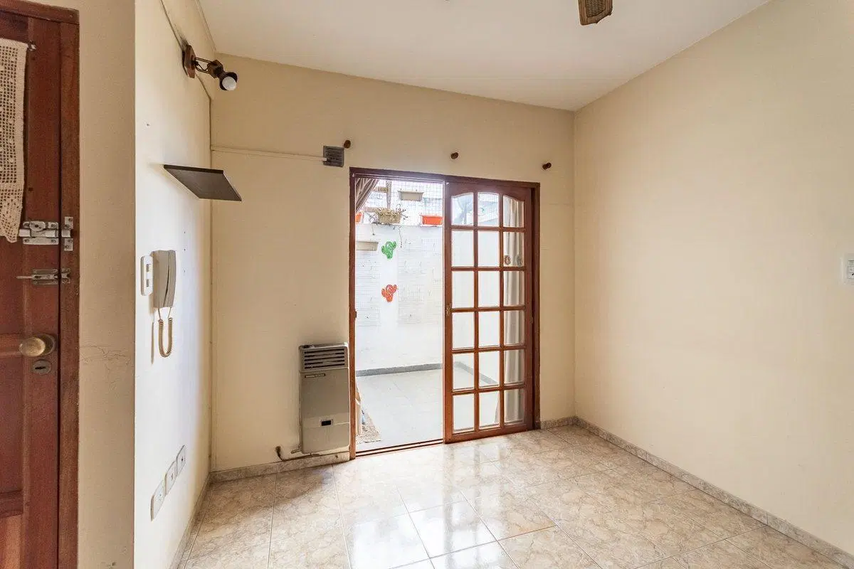 Venta Ph 2 ambientes con patio Lomas del mirador 3