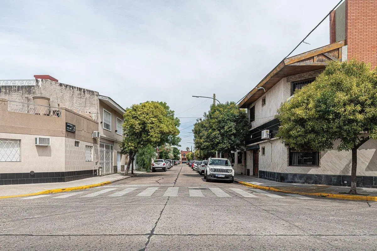VENTA CASA DOS PLANTAS CON COCHERA EN MATADEROS 4
