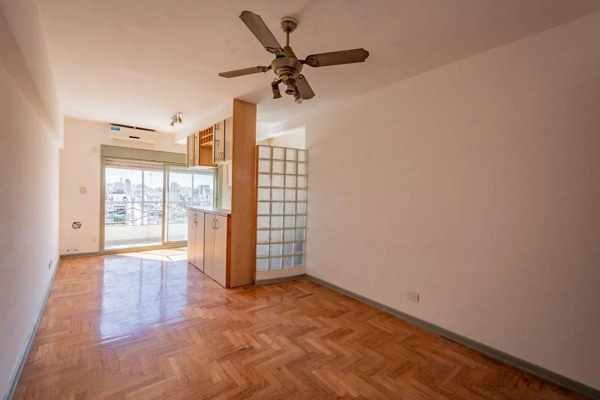 Venta- semipiso 2 amb. con toilette y garage. 4