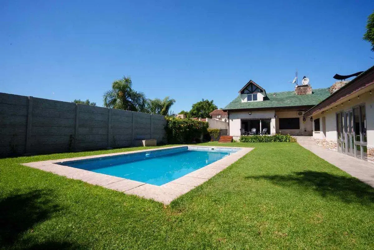 Casa de 7amb con Pileta, Quincho y Parque 2