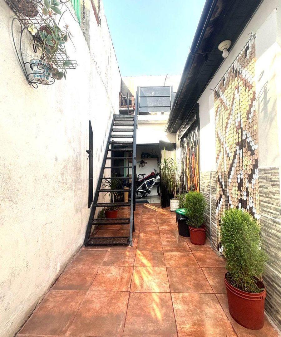 VENTA PH 4 AMBIENTES CON PATIO EN CASEROS