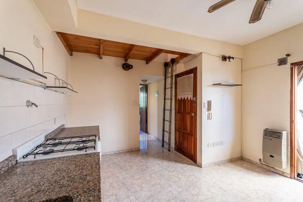 Venta Ph 2 ambientes con patio Lomas del mirador 4