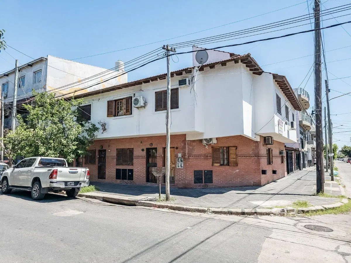 Venta Ph 2 ambientes con patio Lomas del mirador 5