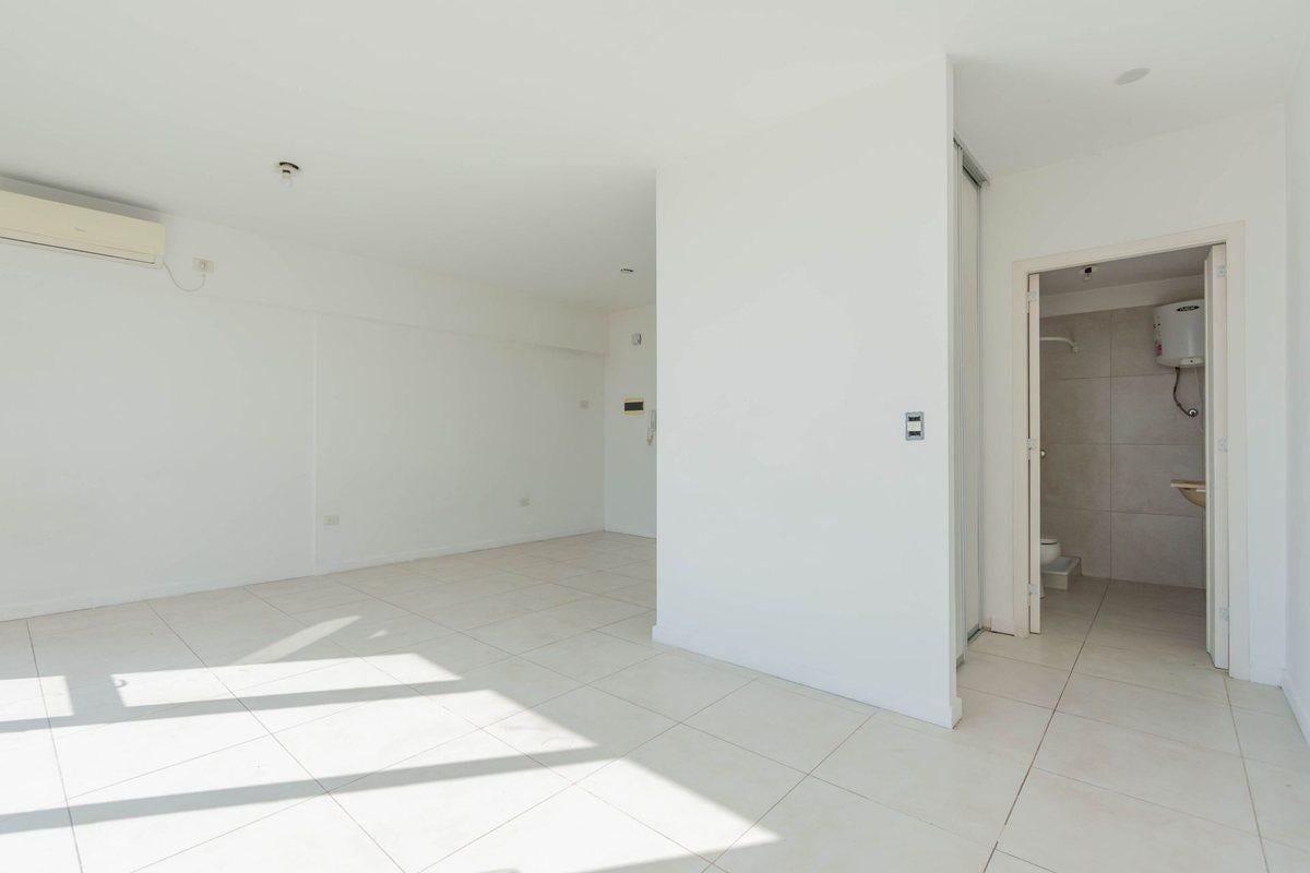 Foto de MONOAMBIENTE LUMINOSO EN VENTA EN CHACARITA, imagen 1