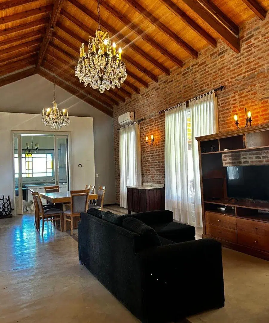 Casona Estilo (350 M²) en Terreno de 1.600 m². 2