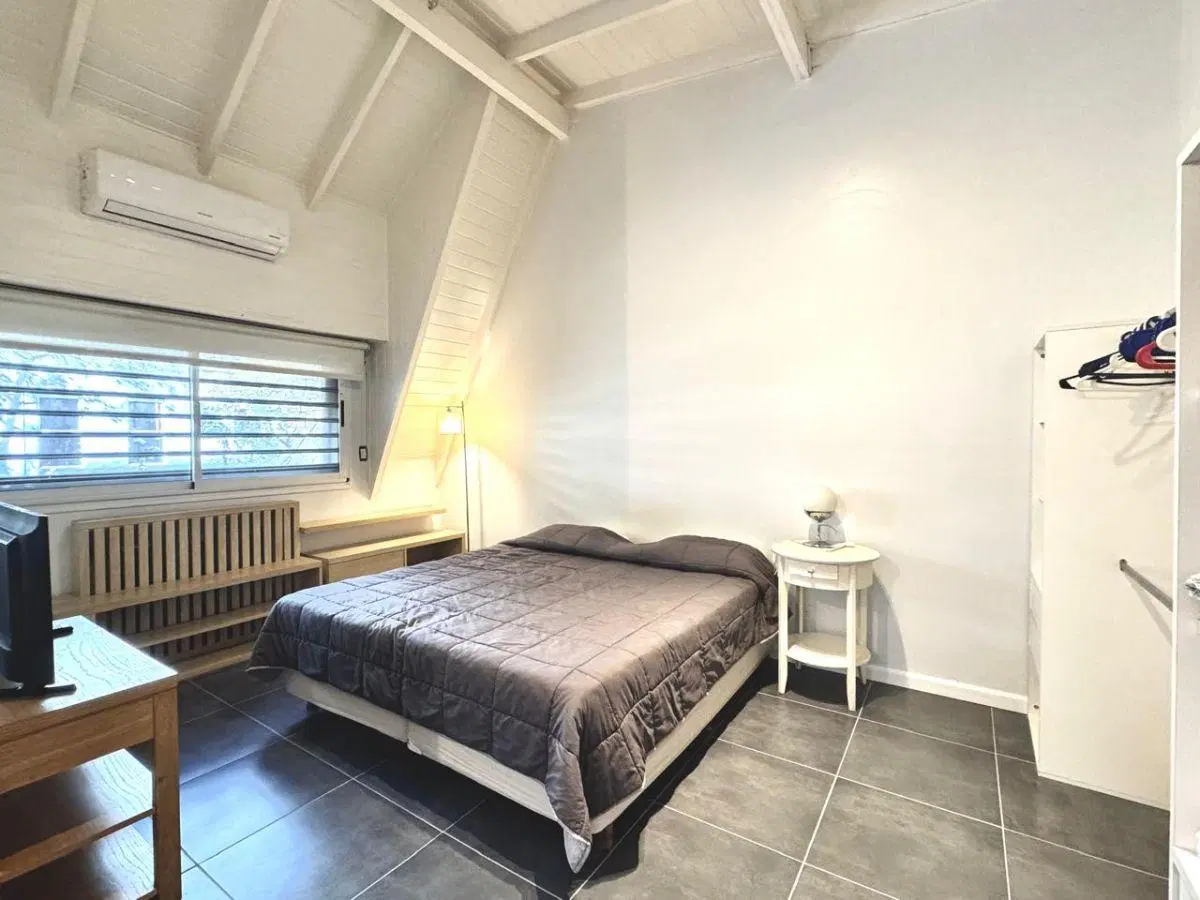Estudio moderno con espacio de trabajo 3