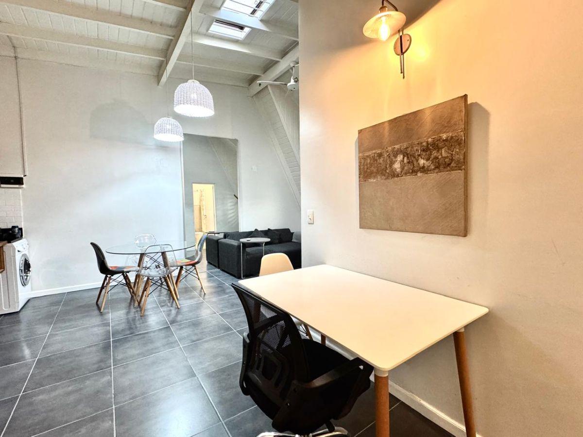 Foto de Estudio moderno con espacio de trabajo, imagen 2