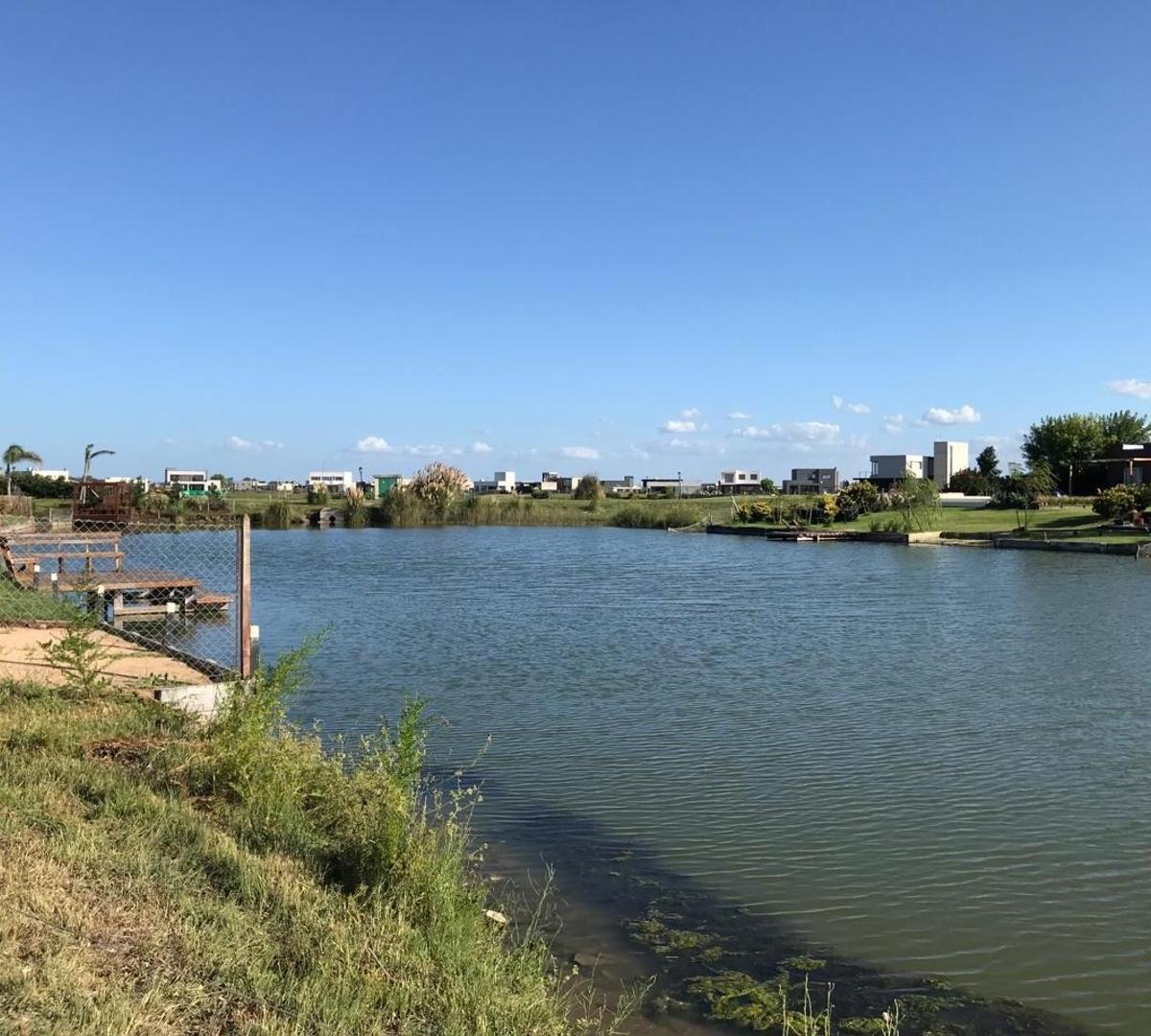 Terreno frente al lago en barrio San Sebastián