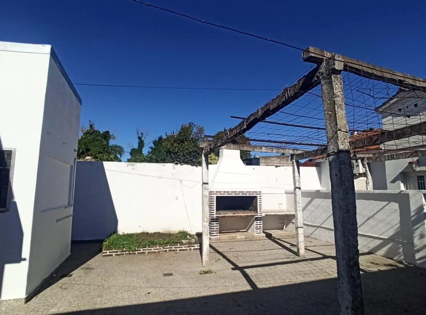 Casa al frente con patio en planta baja 2