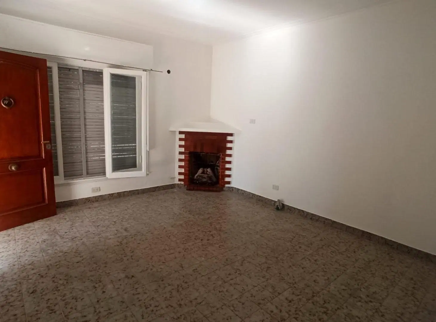 Casa al frente con patio en planta baja 4