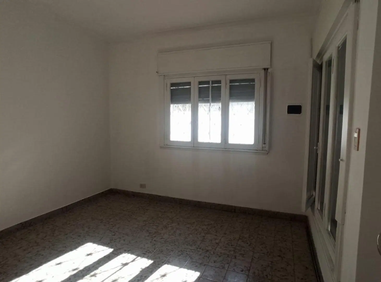 Casa al frente con patio en planta baja 4