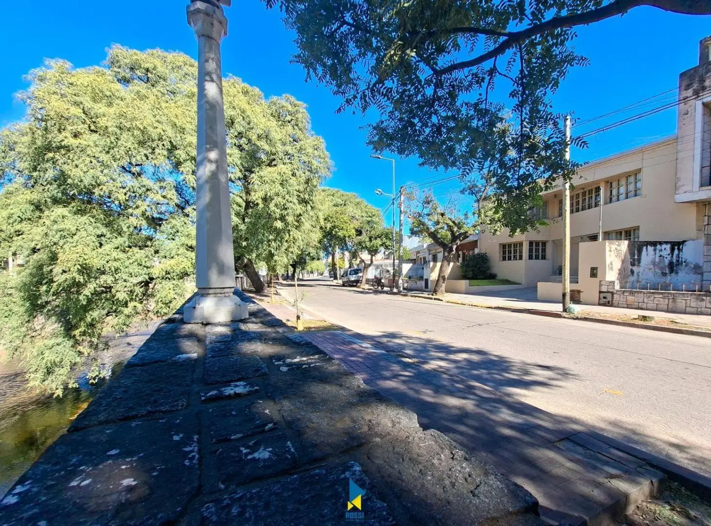 VENTA DE CASA DE 5 DORMITORIOS FRENTE A LA CAÑADA 4