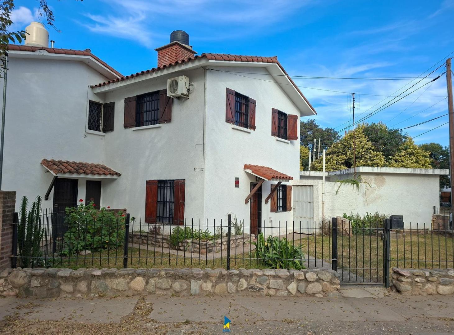 VENTA DE CASA EN ESQUINA FRENTE A PLAZA EN BARRIO VICOR