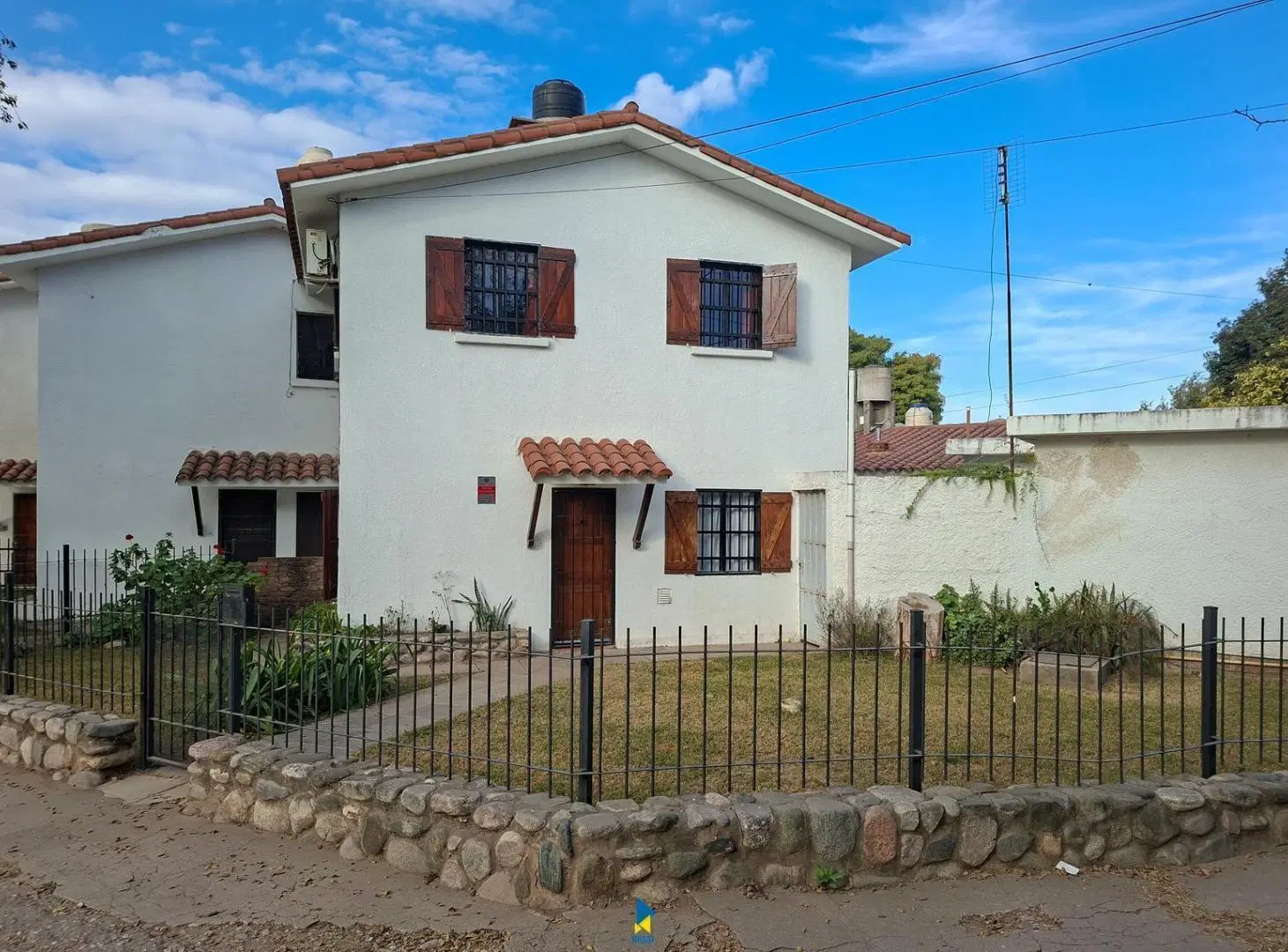 VENTA DE CASA EN ESQUINA FRENTE A PLAZA EN BARRIO VICOR 3