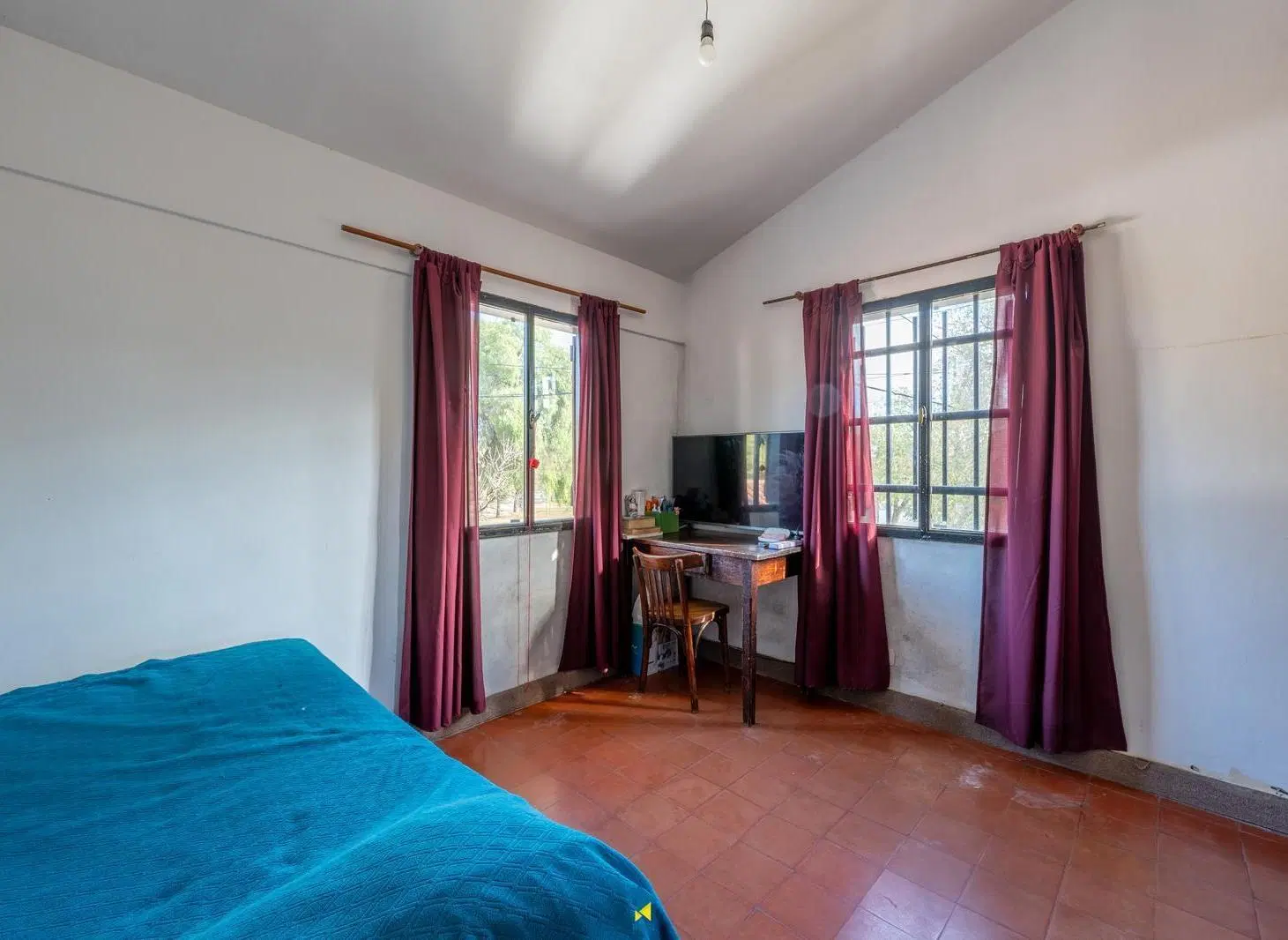 VENTA DE CASA EN ESQUINA FRENTE A PLAZA EN BARRIO VICOR 2