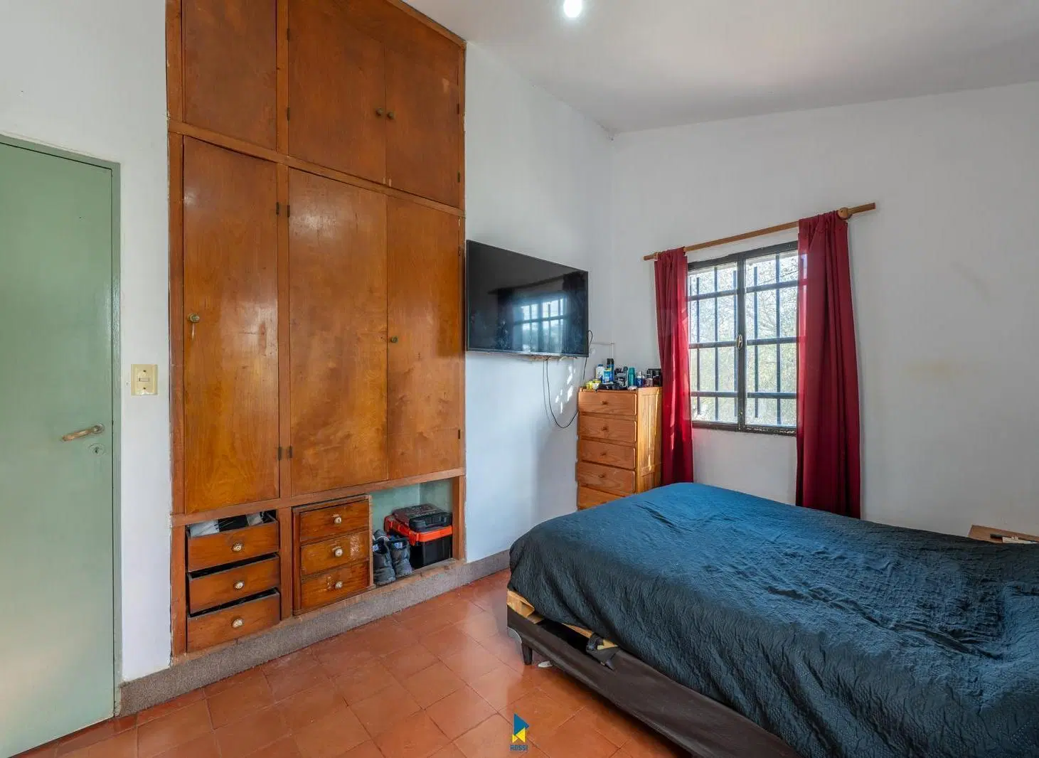 VENTA DE CASA EN ESQUINA FRENTE A PLAZA EN BARRIO VICOR 1