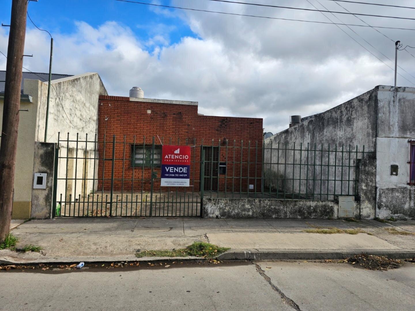 VENTA | Casa a refaccionar con jardín y espacio para vehículos - Junín 340