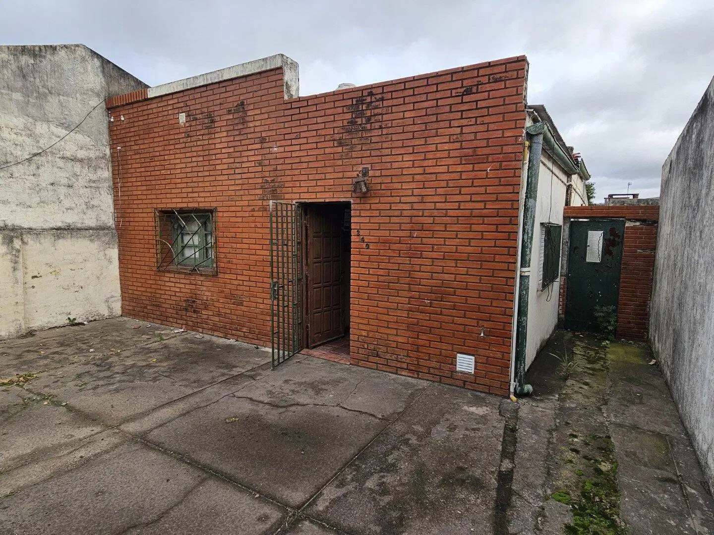 VENTA | Casa a refaccionar con jardín y espacio para vehículos - Junín 340 5