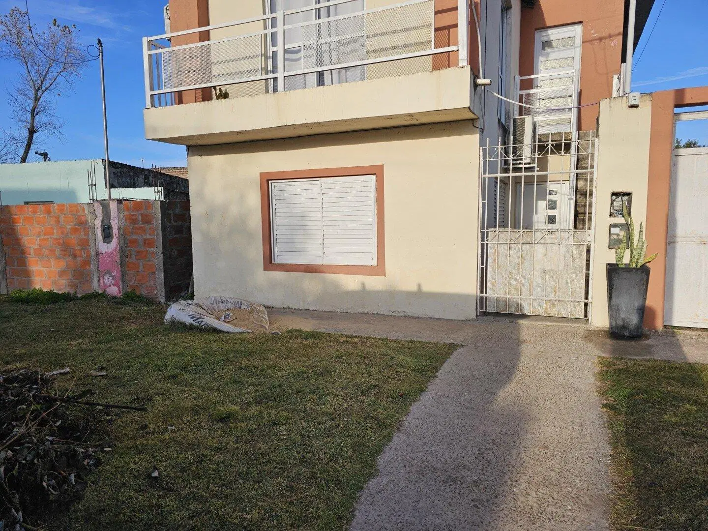 VENTA | Casa de 1 dormitorio con patio y espacio para vehículo! Montenegro e/ Los Cardenales y Los P 2