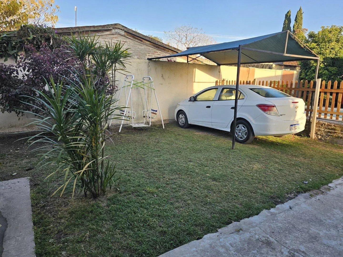 VENTA | Casa de 1 dormitorio con patio y espacio para vehículo! Montenegro e/ Los Cardenales y Los P 3