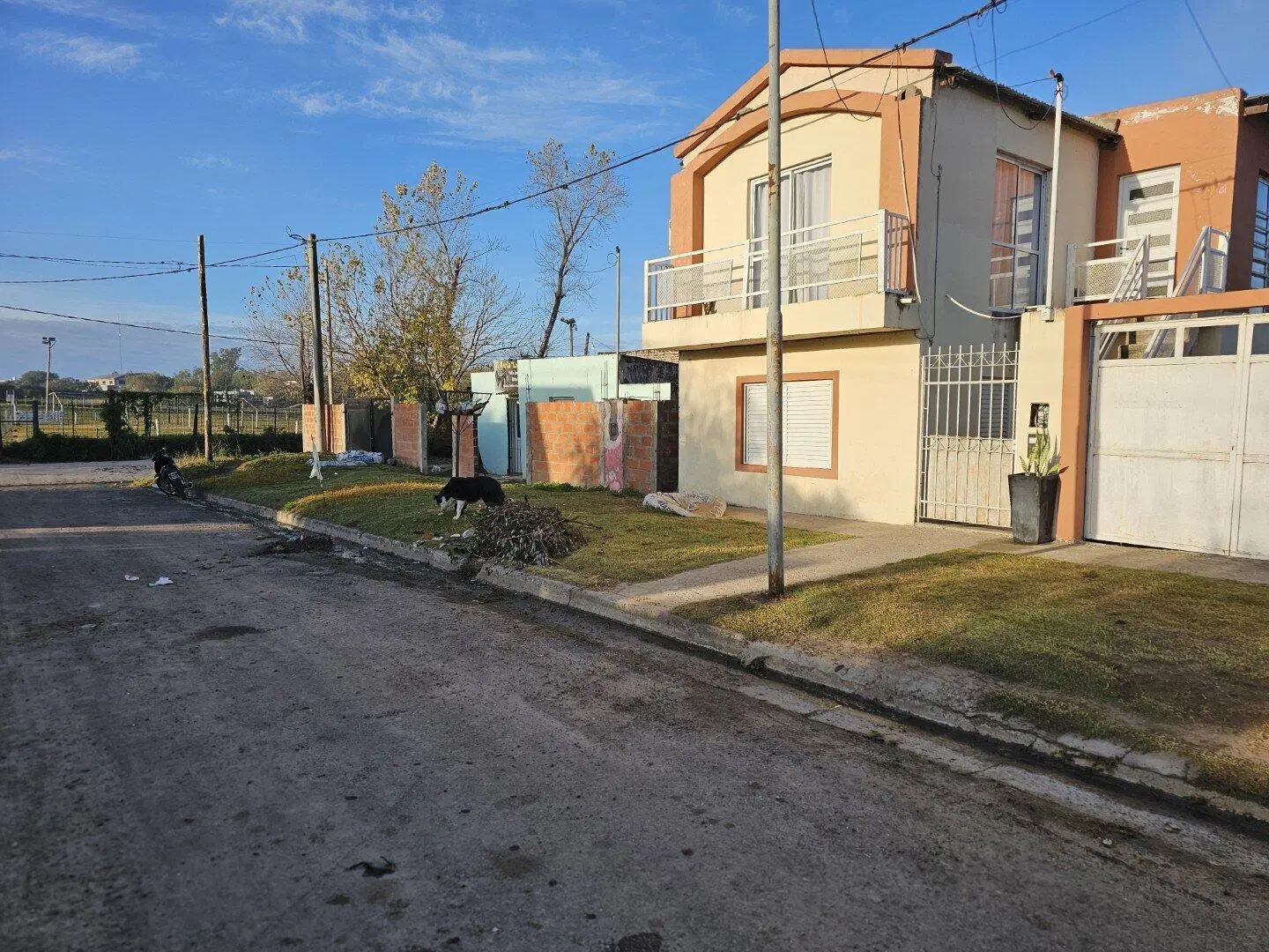 VENTA | Casa de 1 dormitorio con patio y espacio para vehículo! Montenegro e/ Los Cardenales y Los P 4