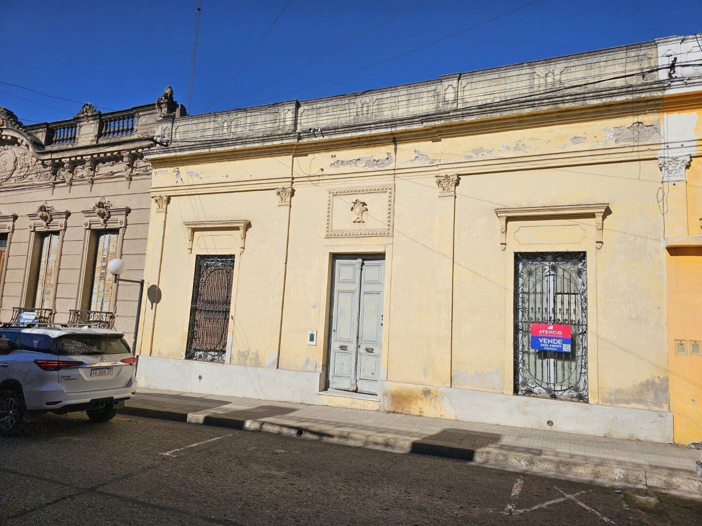 Foto de VENTA | Casa a refaccionar en pleno centro de la ciudad! Sarmiento 521, imagen 1