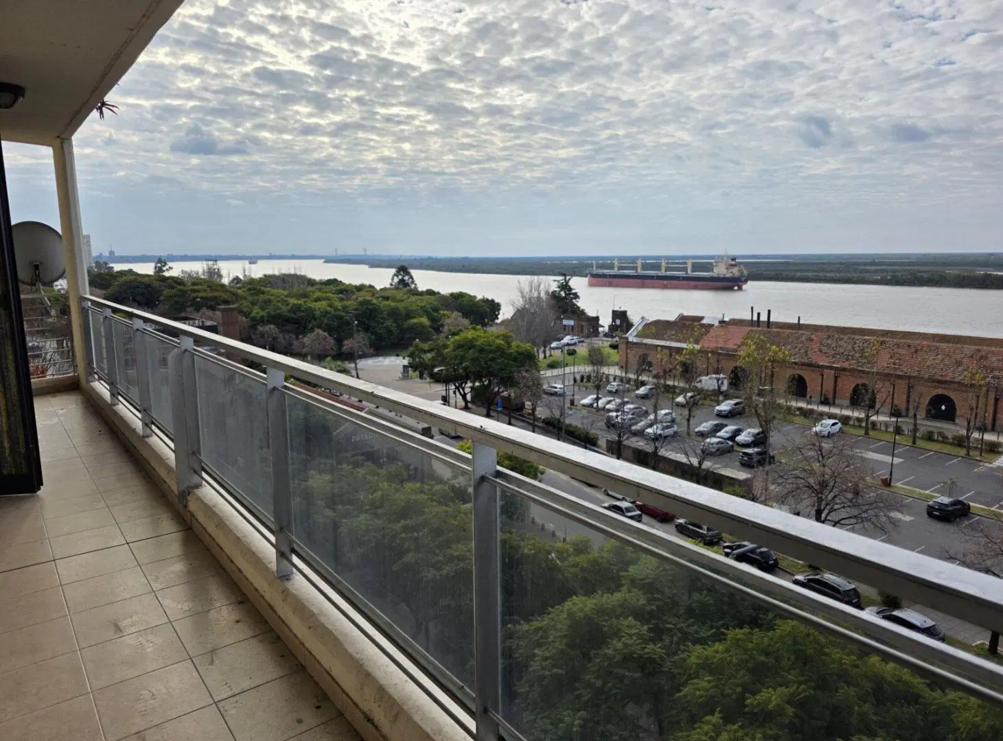 Depto de dos dormitorios, dos baños y cochera. Piso exclusivo con vista al rio. Wheelwright y España 4